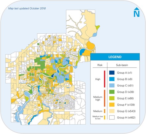 Map showing the risk levels of sub-basins in an urban area.