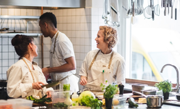 Chefs travaillant dans un restaurant