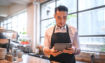 Un barista utilise une tablette