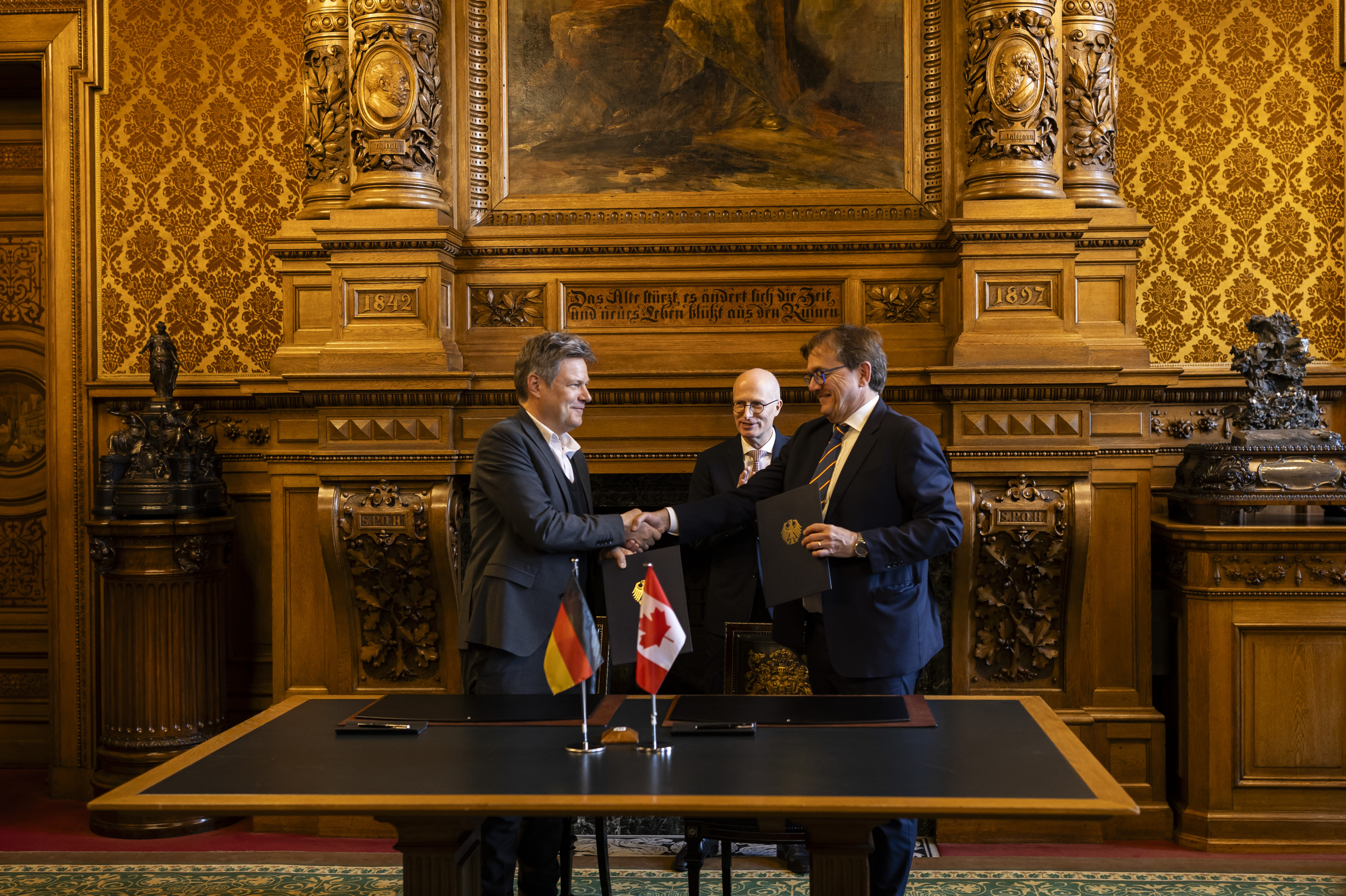 Ministers from Canada and Germany sign memorandum of understanding in Hamburg Chamber of Commerce