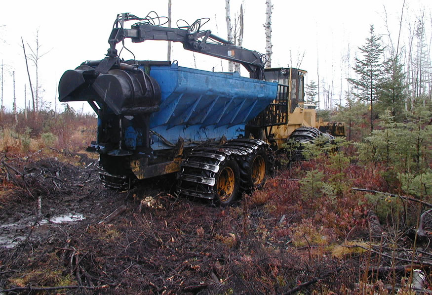 Mechanical spreader spreading wood ash on a clearcut Senneterre 2 wood ash trial plot. Photo: Toma Guillemette
