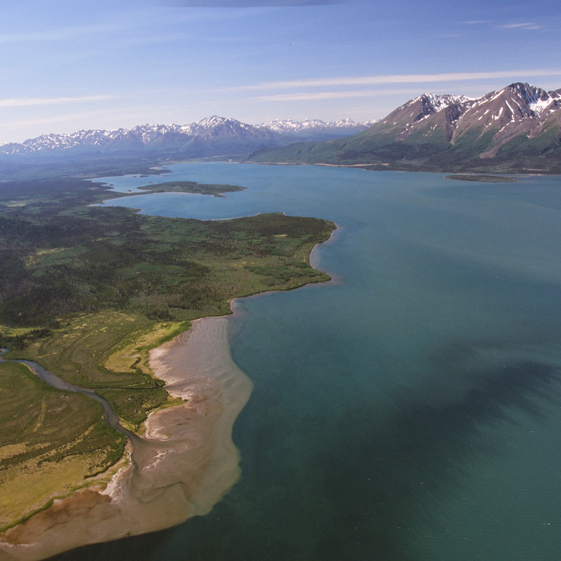 Aerial photo of Dezadeash Lake and Titl'àt Mǟn