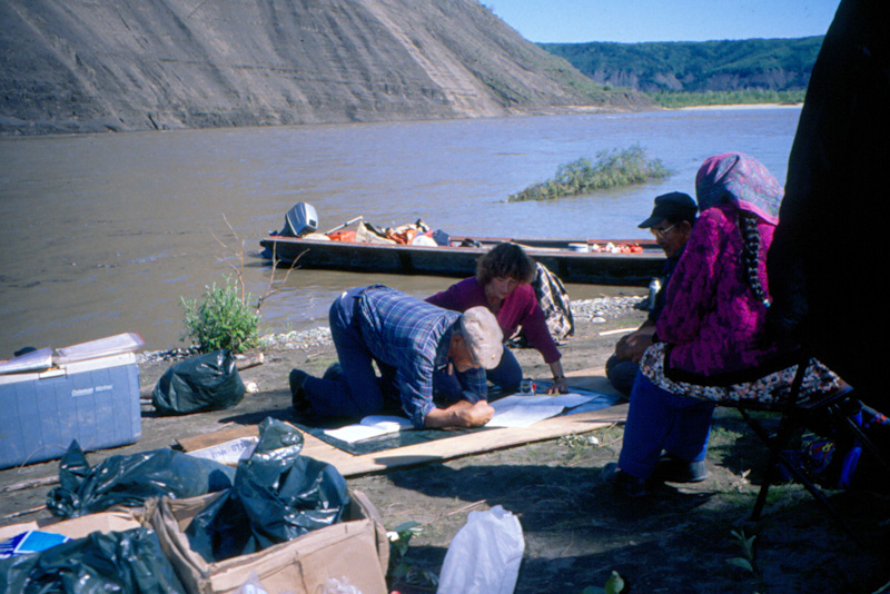 Inter-generational field teaching taking place in Uutigaq
