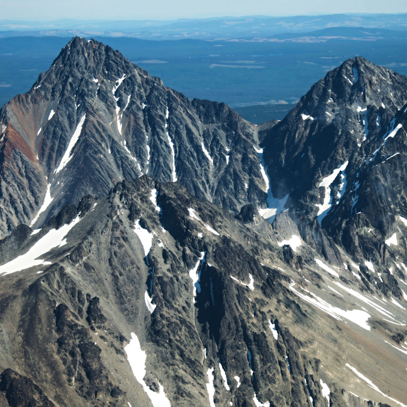 Aerial photo of a mountain range - Tŝ'ilʔoŝ