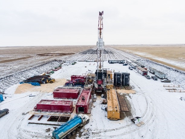 Picture containing DEEP’s geothermal drilling rig operations in Southeastern Saskatchewan. This drilling rig is capable of drilling over 3000m deep into the Deadwood & Winnipeg formations within the Williston & Western Canadian Sedimentary Basin.